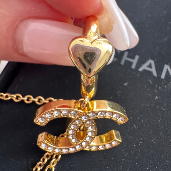 CHANEL Gold CC Logo Heart Dangling Pendant Earings 22P collection - Picture 4 of 7